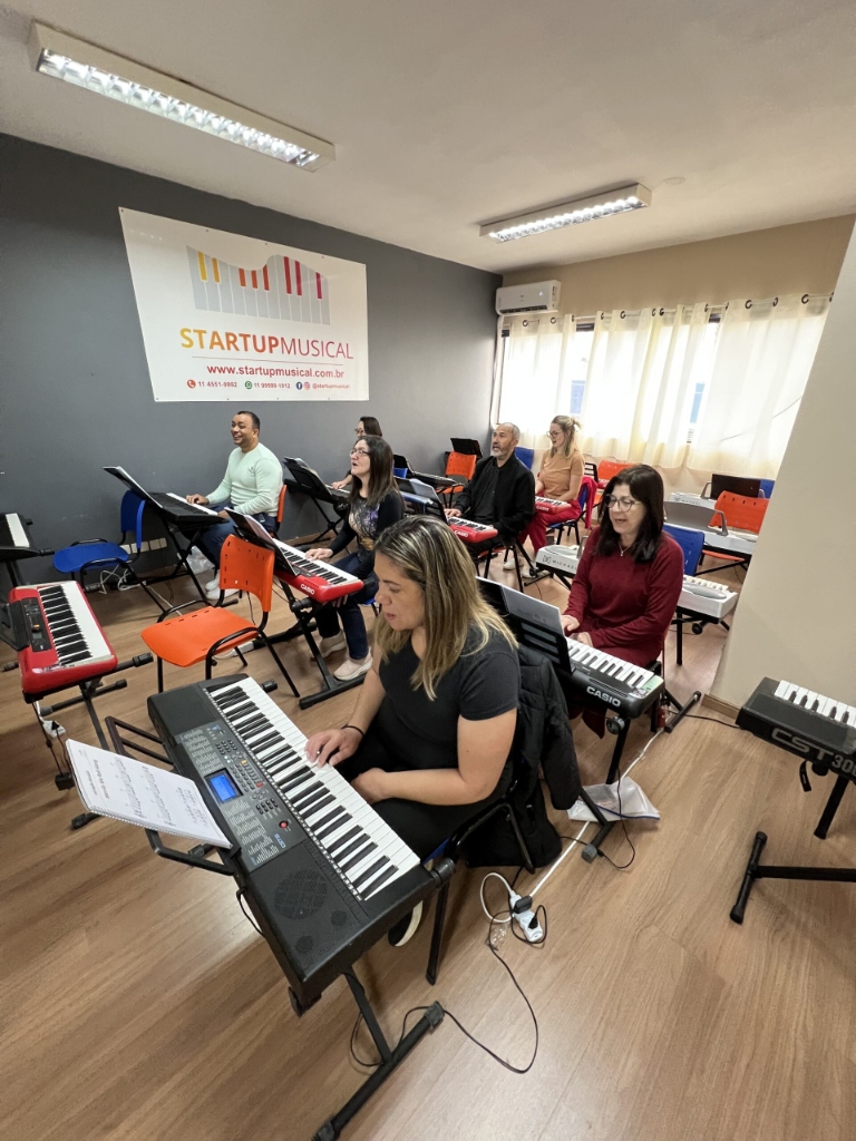Acompanhamento pedagógico personalizado nas aulas de música para jovens e adultos na Granja Vianna