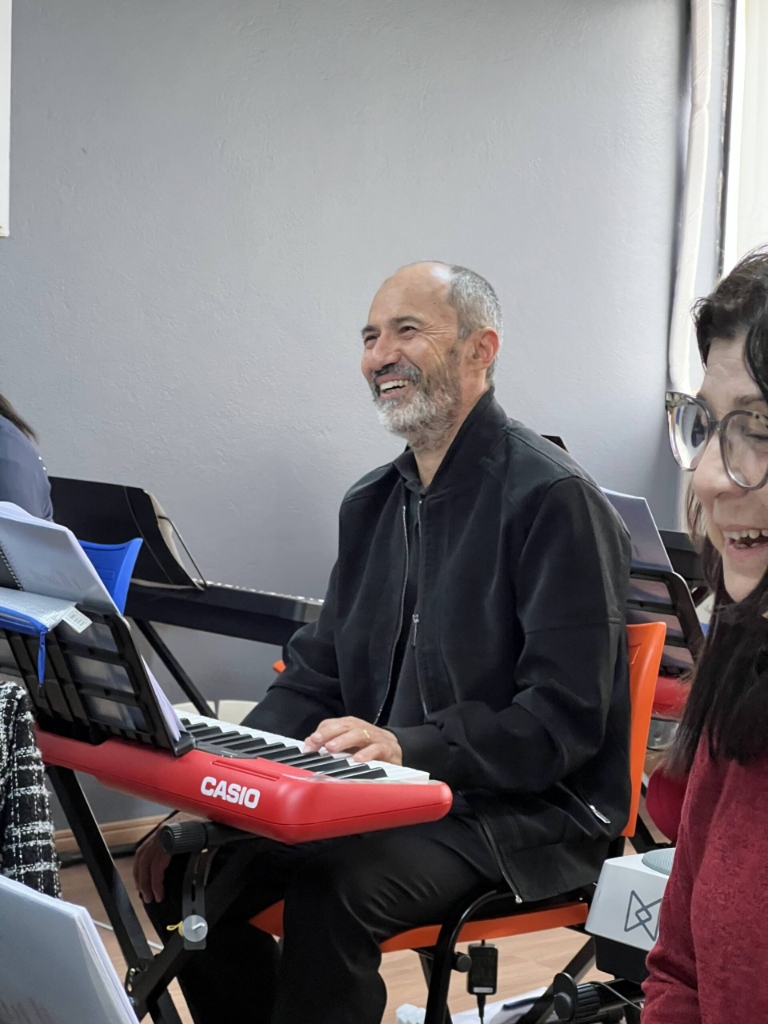 Alunos em aulas práticas de teclado na escola de música Startup Musical em Cotia
